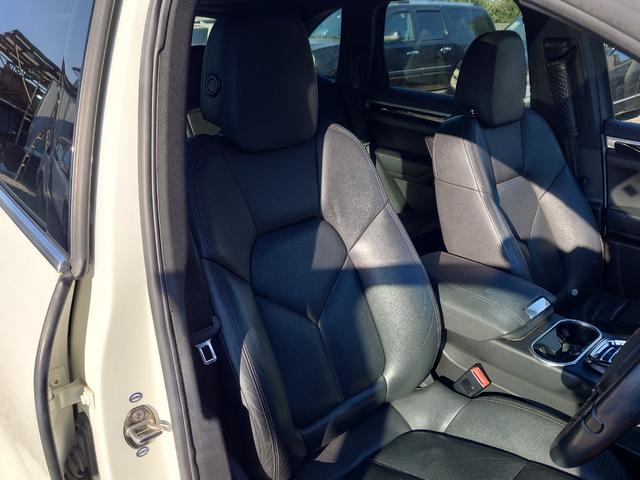 カイエン ベースグレード　ターボ仕様カスタム　サンルーフ　ブラックレザーインテリア　サンルーフ　２１インチＡＷ　スペアキー（22枚目）