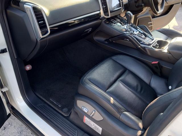 カイエン ベースグレード　ターボ仕様カスタム　サンルーフ　ブラックレザーインテリア　サンルーフ　２１インチＡＷ　スペアキー（23枚目）