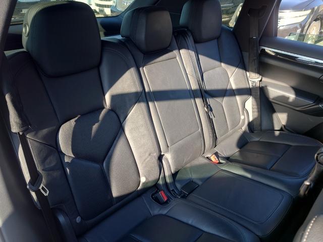 カイエン ベースグレード　ターボ仕様カスタム　サンルーフ　ブラックレザーインテリア　サンルーフ　２１インチＡＷ　スペアキー（28枚目）