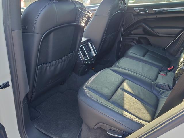 カイエン ベースグレード　ターボ仕様カスタム　サンルーフ　ブラックレザーインテリア　サンルーフ　２１インチＡＷ　スペアキー（29枚目）