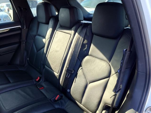 カイエン ベースグレード　ターボ仕様カスタム　サンルーフ　ブラックレザーインテリア　サンルーフ　２１インチＡＷ　スペアキー（31枚目）