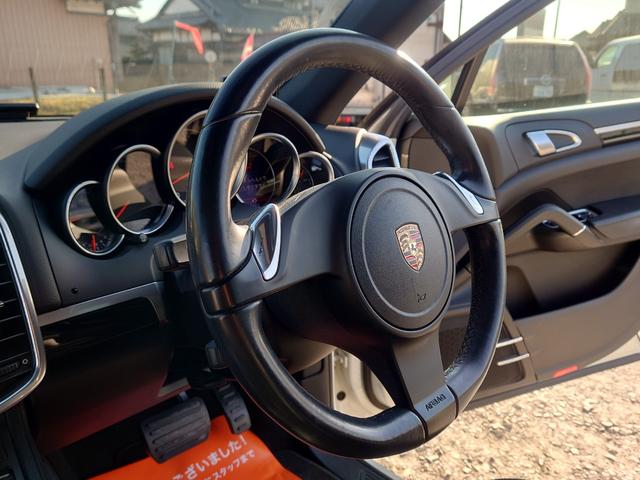 カイエン ベースグレード　ターボ仕様カスタム　サンルーフ　ブラックレザーインテリア　サンルーフ　２１インチＡＷ　スペアキー（33枚目）