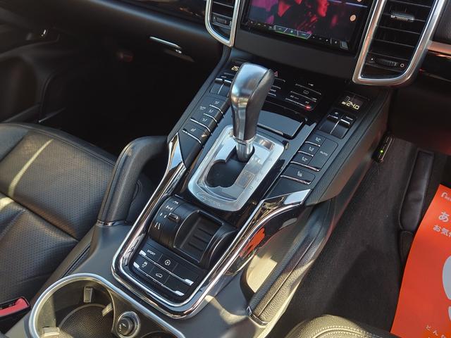 カイエン ベースグレード　ターボ仕様カスタム　サンルーフ　ブラックレザーインテリア　サンルーフ　２１インチＡＷ　スペアキー（36枚目）