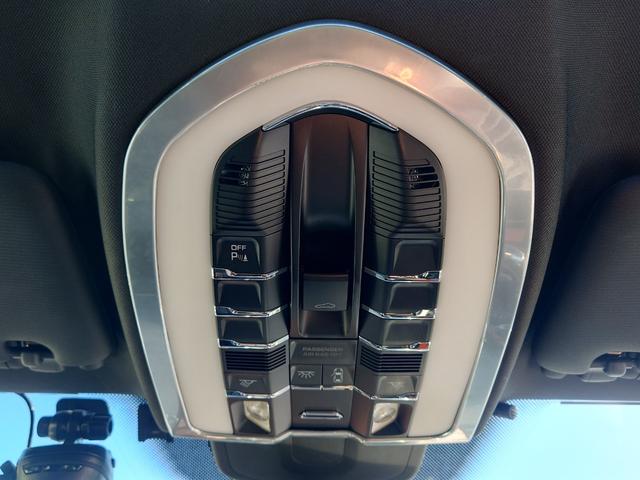 カイエン ベースグレード　ターボ仕様カスタム　サンルーフ　ブラックレザーインテリア　サンルーフ　２１インチＡＷ　スペアキー（42枚目）