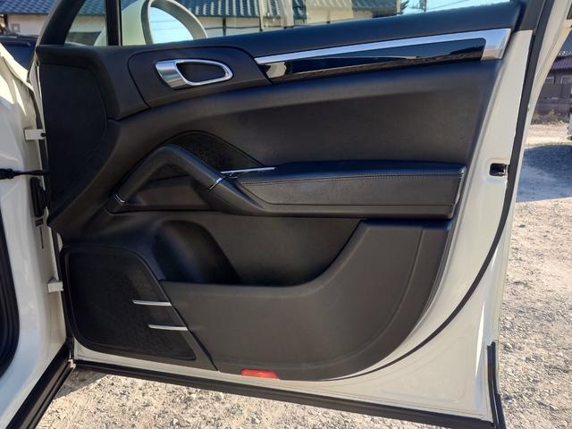 カイエン ベースグレード　ターボ仕様カスタム　サンルーフ　ブラックレザーインテリア　サンルーフ　２１インチＡＷ　スペアキー（45枚目）