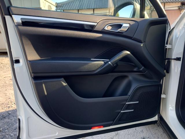 カイエン ベースグレード　ターボ仕様カスタム　サンルーフ　ブラックレザーインテリア　サンルーフ　２１インチＡＷ　スペアキー（46枚目）