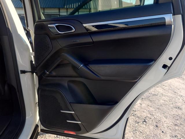 カイエン ベースグレード　ターボ仕様カスタム　サンルーフ　ブラックレザーインテリア　サンルーフ　２１インチＡＷ　スペアキー（47枚目）