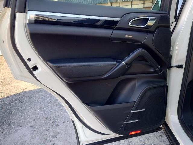 カイエン ベースグレード　ターボ仕様カスタム　サンルーフ　ブラックレザーインテリア　サンルーフ　２１インチＡＷ　スペアキー（48枚目）