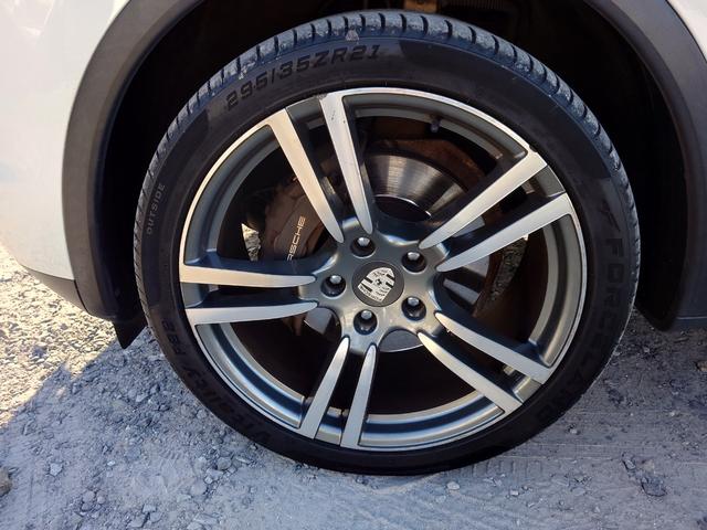 カイエン ベースグレード　ターボ仕様カスタム　サンルーフ　ブラックレザーインテリア　サンルーフ　２１インチＡＷ　スペアキー（55枚目）