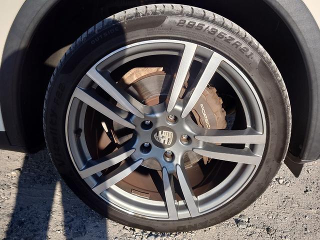 カイエン ベースグレード　ターボ仕様カスタム　サンルーフ　ブラックレザーインテリア　サンルーフ　２１インチＡＷ　スペアキー（56枚目）