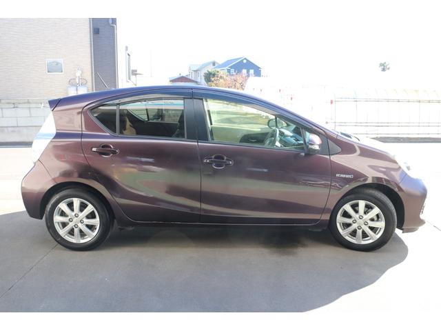 アクア Ｇ　パワーウィンドウ　ＡＢＳ　パワーステアリング　運転席，助手席エアバッグ　ワンセグ純正ナビ　バックカメラ　ステアリングリモコン　ＥＴＣ　Ｐスタート　電動格納ミラー（8枚目）