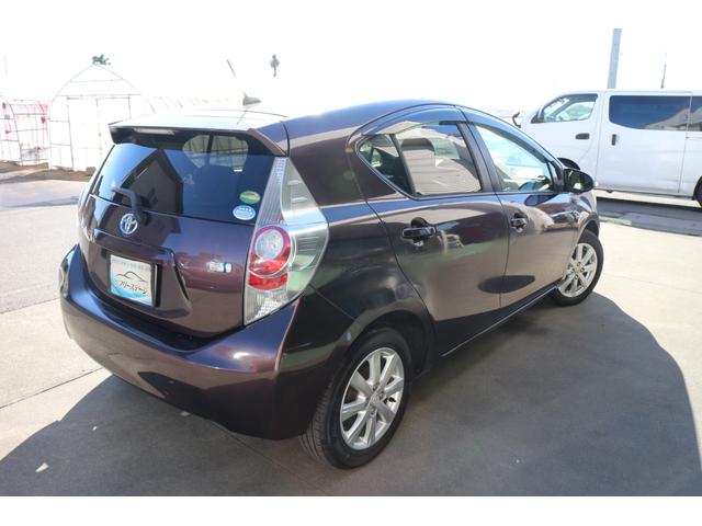 アクア Ｇ　パワーウィンドウ　ＡＢＳ　パワーステアリング　運転席，助手席エアバッグ　ワンセグ純正ナビ　バックカメラ　ステアリングリモコン　ＥＴＣ　Ｐスタート　電動格納ミラー（10枚目）