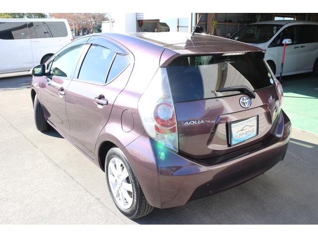 アクア Ｇ　パワーウィンドウ　ＡＢＳ　パワーステアリング　運転席，助手席エアバッグ　ワンセグ純正ナビ　バックカメラ　ステアリングリモコン　ＥＴＣ　Ｐスタート　電動格納ミラー（11枚目）
