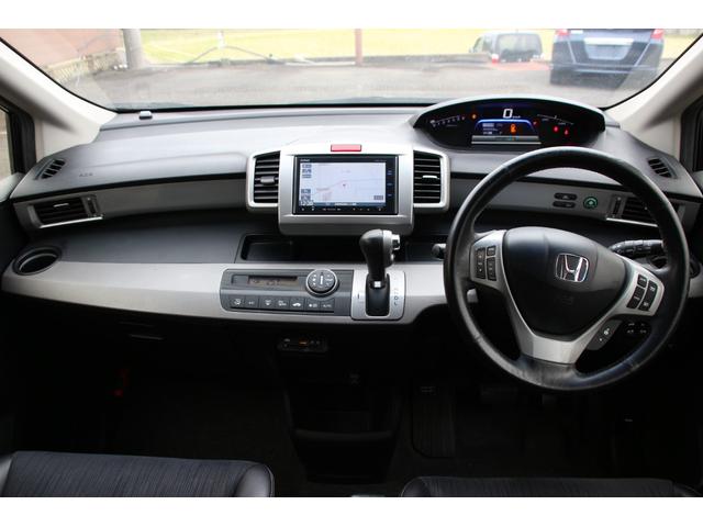 フリードハイブリッド ジャストセレクション 両側パワースライドドア スマートキー 社外アルミホイール ハーフレザーシート HIDヘッドライト フォグランプ クルーズコントロール ETC 横滑り防止装置 電動格納ミラー 純正ナビ バックカメラ(5枚目)