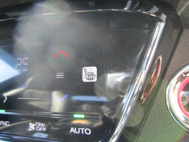 ヴェゼル ハイブリッドＲＳ・ホンダセンシング　ＬＥＤフォグライト運転席・助手席シートヒーター　ワンセグ　ＥＴＣ付　定期点検記録簿　サイドＳＲＳ　Ｒカメ　フルオートエアコン　ＵＳＢ接続　両席エアバック　スマキー　オートクルーズコントロール　ＴＶナビ（18枚目）