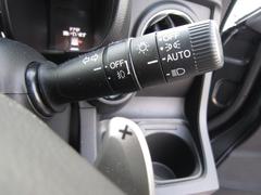 握りやすいハンドルには、オーディオコントロールとクルーズコントロールスイッチが装備されており、ハンドルから手を離さずに操作が出来ます。ヘッドライトの点灯消灯の手間が省けるオートライト機能付き☆ 6