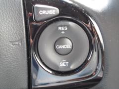 握りやすいハンドルには、オーディオコントロールとクルーズコントロールスイッチが装備されており、ハンドルから手を離さずに操作が出来ます。ヘッドライトの点灯消灯の手間が省けるオートライト機能付き☆ 4