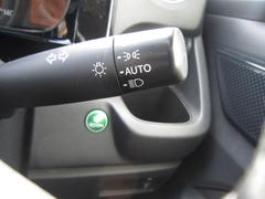 握りやすいハンドルには、オーディオコントロールとクルーズコントロールスイッチが装備されており、ハンドルから手を離さずに操作が出来ます。ヘッドライトの点灯消灯の手間が省けるオートライト機能付き☆ 5
