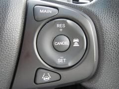 握りやすいハンドルには、オーディオコントロールとクルーズコントロールスイッチが装備されており、ハンドルから手を離さずに操作が出来ます。ヘッドライトの点灯消灯の手間が省けるオートライト機能付き☆ 5