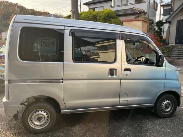 サンバーバン トランスポーター ワンオーナー 禁煙車 新品タイヤ 4AT タイミングチェーン 両側スライドドア 純正ラジオ キーレス パワステ パワーウィンドウ プライバシーガラス オーバーヘッドコンソール 運転席&助手席エアバック(13枚目)