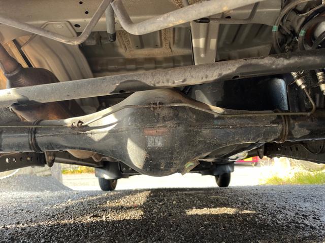 サンバーバン トランスポーター ワンオーナー 禁煙車 新品タイヤ 4AT タイミングチェーン 両側スライドドア 純正ラジオ キーレス パワステ パワーウィンドウ プライバシーガラス オーバーヘッドコンソール 運転席&助手席エアバック(20枚目)