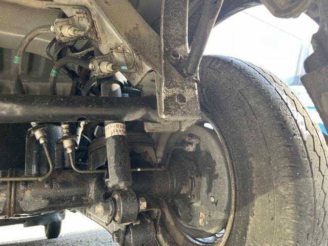 サンバーバン トランスポーター ワンオーナー 禁煙車 新品タイヤ 4AT タイミングチェーン 両側スライドドア 純正ラジオ キーレス パワステ パワーウィンドウ プライバシーガラス オーバーヘッドコンソール 運転席&助手席エアバック(21枚目)