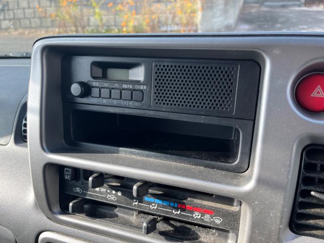 サンバーバン トランスポーター ワンオーナー 禁煙車 新品タイヤ 4AT タイミングチェーン 両側スライドドア 純正ラジオ キーレス パワステ パワーウィンドウ プライバシーガラス オーバーヘッドコンソール 運転席&助手席エアバック(23枚目)