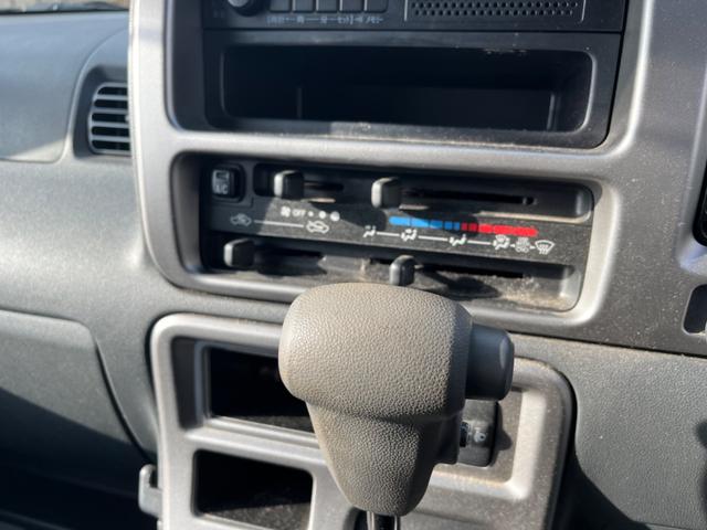 サンバーバン トランスポーター ワンオーナー 禁煙車 新品タイヤ 4AT タイミングチェーン 両側スライドドア 純正ラジオ キーレス パワステ パワーウィンドウ プライバシーガラス オーバーヘッドコンソール 運転席&助手席エアバック(24枚目)