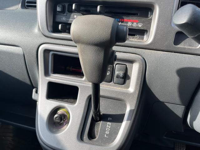 サンバーバン トランスポーター ワンオーナー 禁煙車 新品タイヤ 4AT タイミングチェーン 両側スライドドア 純正ラジオ キーレス パワステ パワーウィンドウ プライバシーガラス オーバーヘッドコンソール 運転席&助手席エアバック(25枚目)