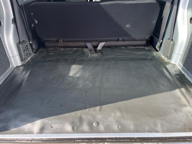 サンバーバン トランスポーター ワンオーナー 禁煙車 新品タイヤ 4AT タイミングチェーン 両側スライドドア 純正ラジオ キーレス パワステ パワーウィンドウ プライバシーガラス オーバーヘッドコンソール 運転席&助手席エアバック(31枚目)