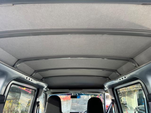 サンバーバン トランスポーター ワンオーナー 禁煙車 新品タイヤ 4AT タイミングチェーン 両側スライドドア 純正ラジオ キーレス パワステ パワーウィンドウ プライバシーガラス オーバーヘッドコンソール 運転席&助手席エアバック(32枚目)