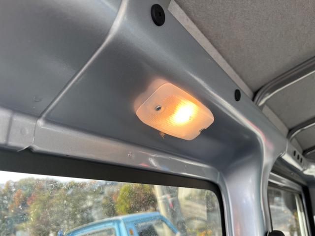 サンバーバン トランスポーター ワンオーナー 禁煙車 新品タイヤ 4AT タイミングチェーン 両側スライドドア 純正ラジオ キーレス パワステ パワーウィンドウ プライバシーガラス オーバーヘッドコンソール 運転席&助手席エアバック(33枚目)