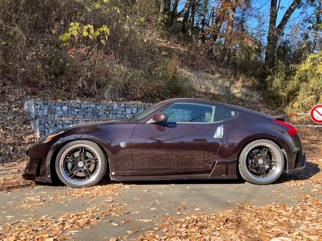 フェアレディＺ バージョンＳＴ　６速マニュアル　Ｖｅｉｌｓｉｄｅフルエアロ　ＮＩＳＭＯインナーブラックヘッドライト　Ｗｏｒｋ２１インチ　ＢＬＩＴＺ車高調　４本出しマフラー　ダックテール　ＬＥＤデイライト　スマートキー　ヴェイルサイド（6枚目）