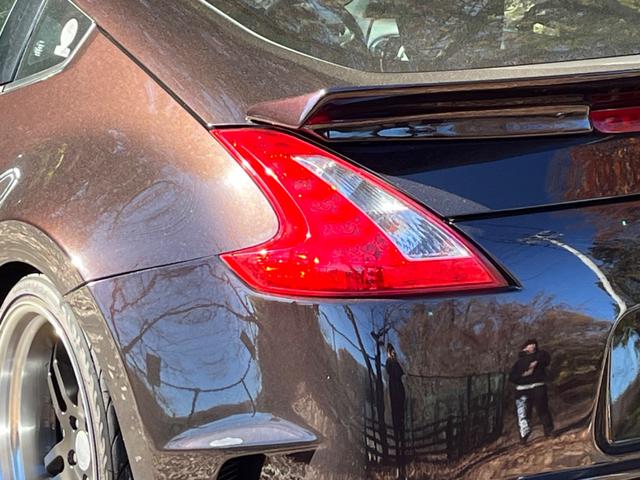 フェアレディＺ バージョンＳＴ　６速マニュアル　Ｖｅｉｌｓｉｄｅフルエアロ　ＮＩＳＭＯインナーブラックヘッドライト　Ｗｏｒｋ２１インチ　ＢＬＩＴＺ車高調　４本出しマフラー　ダックテール　ＬＥＤデイライト　スマートキー　ヴェイルサイド（8枚目）