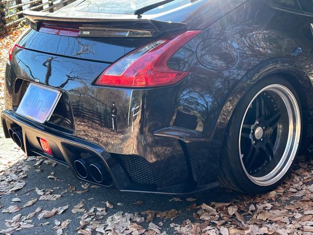 フェアレディＺ バージョンＳＴ　６速マニュアル　Ｖｅｉｌｓｉｄｅフルエアロ　ＮＩＳＭＯインナーブラックヘッドライト　Ｗｏｒｋ２１インチ　ＢＬＩＴＺ車高調　４本出しマフラー　ダックテール　ＬＥＤデイライト　スマートキー　ヴェイルサイド（11枚目）