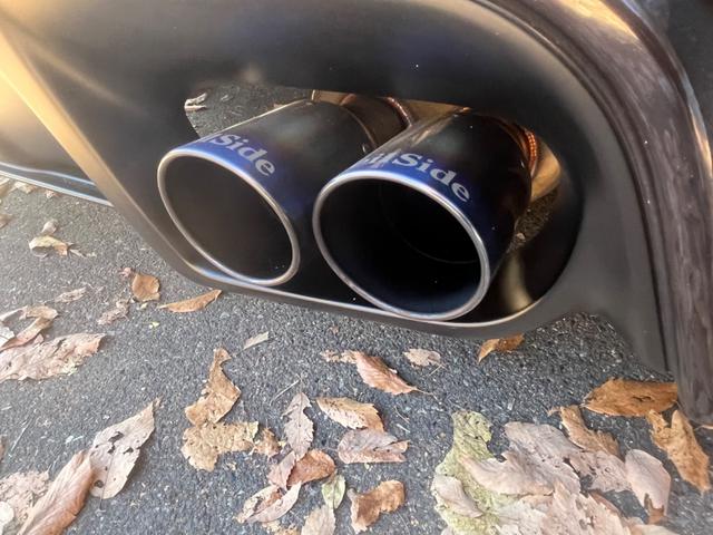 フェアレディＺ バージョンＳＴ　６速マニュアル　Ｖｅｉｌｓｉｄｅフルエアロ　ＮＩＳＭＯインナーブラックヘッドライト　Ｗｏｒｋ２１インチ　ＢＬＩＴＺ車高調　４本出しマフラー　ダックテール　ＬＥＤデイライト　スマートキー　ヴェイルサイド（12枚目）