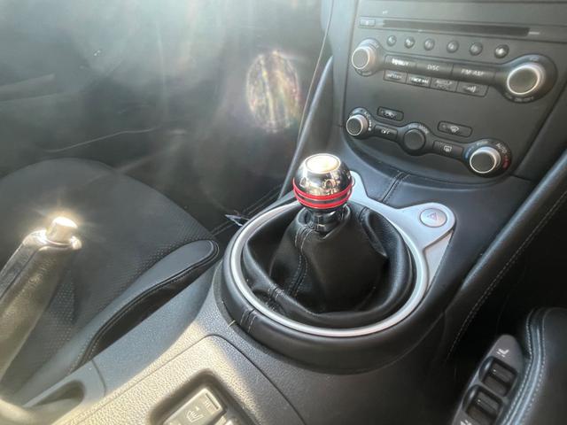 フェアレディＺ バージョンＳＴ　６速マニュアル　Ｖｅｉｌｓｉｄｅフルエアロ　ＮＩＳＭＯインナーブラックヘッドライト　Ｗｏｒｋ２１インチ　ＢＬＩＴＺ車高調　４本出しマフラー　ダックテール　ＬＥＤデイライト　スマートキー　ヴェイルサイド（29枚目）