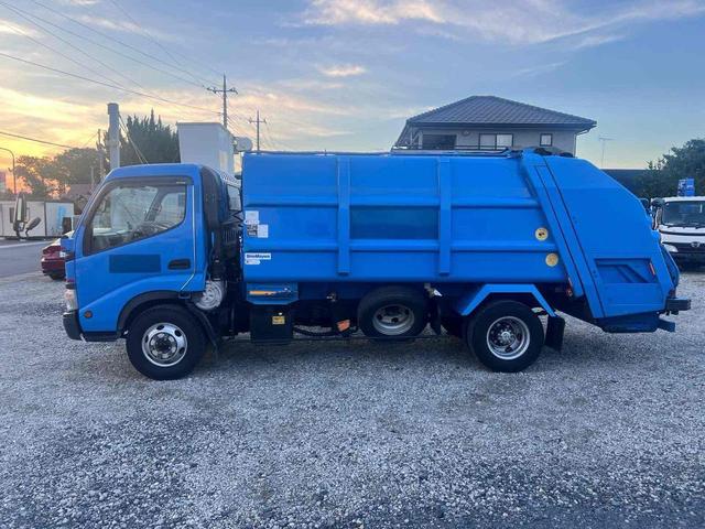 デュトロ パッカー車 プレス式 7.2M3 新明和 MT 後輪ダブル バックカメラ パワーウィンドウ ディーゼル 積載量3050 総重量7955 全長637幅209高234 3人乗り 4000cc(5枚目)