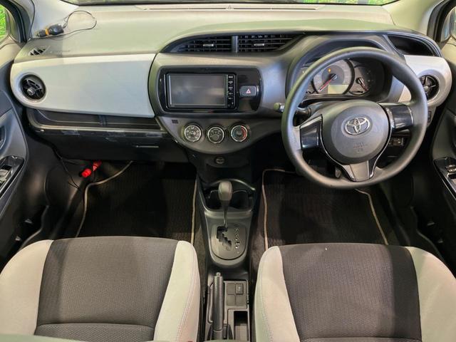 ヴィッツ １．０Ｆ　スマートスタイル　純正ＳＤナビ　禁煙車　スマートキー　ビルトインＥＴＣ　Ｂｌｕｅｔｏｏｔｈ　ＣＤ　ＤＶＤ再生　地デジ　電動格納ミラー　ドアバイザー　盗難防止装置　プライバシーガラス（2枚目）