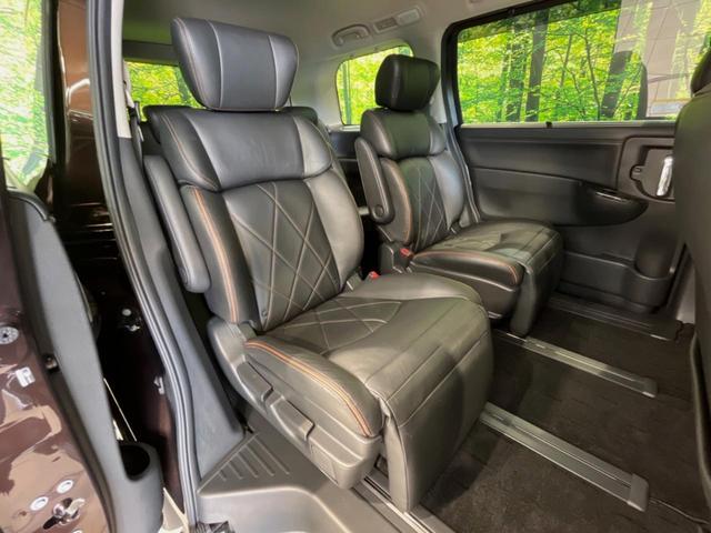 エルグランド ２５０ハイウェイスタープレミアムアーバンクロム　両側電動ドア　全周囲カメラ　禁煙車　レザーシート　スマートキー　ＬＥＤヘッド　ビルトインＥＴＣ　クルコン　オートライト　デュアルエアコン　助手席電動オットマン　純正１８インチアルミ　リアエアコン（9枚目）