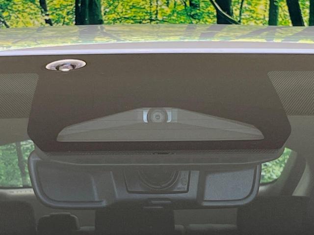 プリウス X 8型ディスプレイオーディオ バックカメラ 衝突被害軽減装置 レーダークルーズ 禁煙車 ドラレコ コーナーセンサー スマートキー LEDヘッド ETC2.0 車線逸脱警報 オートライト オートエアコン(3枚目)