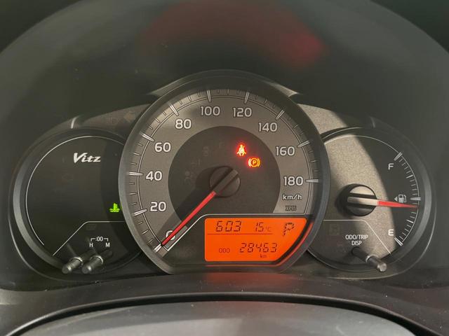 ヴィッツ Ｆ　ＣＤ再生　リモコンキー　プライバシーガラス　ドアバイザー　電動格納ミラー　衝突安全ボディ　盗難防止装置　１４インチアルミホイール（25枚目）