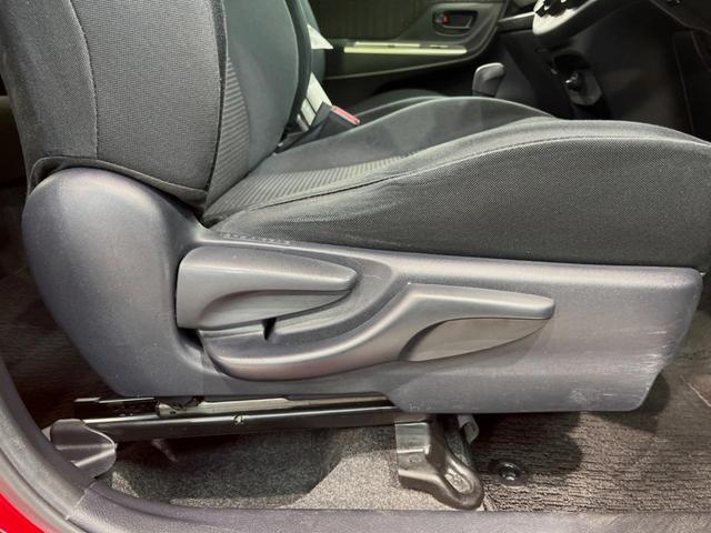 ヴィッツ Ｆ　ＣＤ再生　リモコンキー　プライバシーガラス　ドアバイザー　電動格納ミラー　衝突安全ボディ　盗難防止装置　１４インチアルミホイール（27枚目）