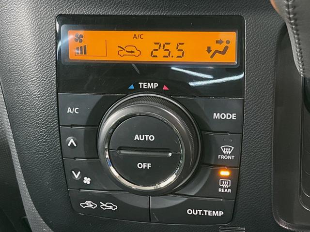 【オートエアコン】一度お好みの温度に設定すれば、車内の温度を検知し風量や温度を自動で調整。暑い…寒い…と何度もスイッチ操作をする必要はありません。快適な車内空間には必須の機能ですね♪