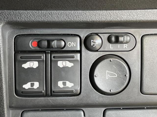 フリード G ジャストセレクション 両側電動ドア 純正HDDナビ バックカメラ 禁煙車 スマートキー HIDヘッド ETC オートライト オートエアコン CD/DVD再生 14インチアルミホイール 電動格納ミラー ドアバイザー(5枚目)