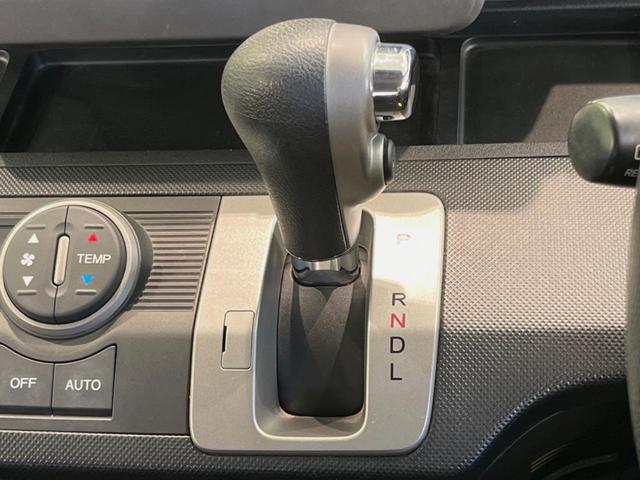 フリード G ジャストセレクション 両側電動ドア 純正HDDナビ バックカメラ 禁煙車 スマートキー HIDヘッド ETC オートライト オートエアコン CD/DVD再生 14インチアルミホイール 電動格納ミラー ドアバイザー(22枚目)