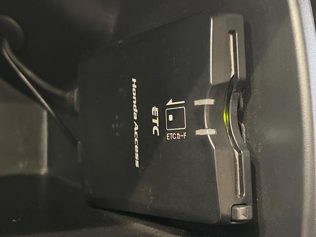 フリード G ジャストセレクション 両側電動ドア 純正HDDナビ バックカメラ 禁煙車 スマートキー HIDヘッド ETC オートライト オートエアコン CD/DVD再生 14インチアルミホイール 電動格納ミラー ドアバイザー(26枚目)