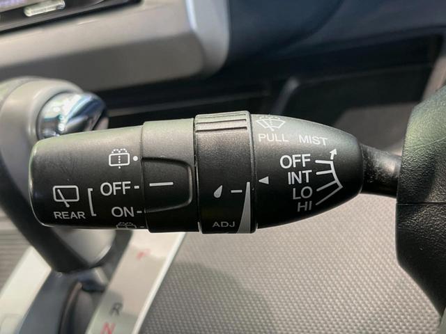 フリード G ジャストセレクション 両側電動ドア 純正HDDナビ バックカメラ 禁煙車 スマートキー HIDヘッド ETC オートライト オートエアコン CD/DVD再生 14インチアルミホイール 電動格納ミラー ドアバイザー(27枚目)