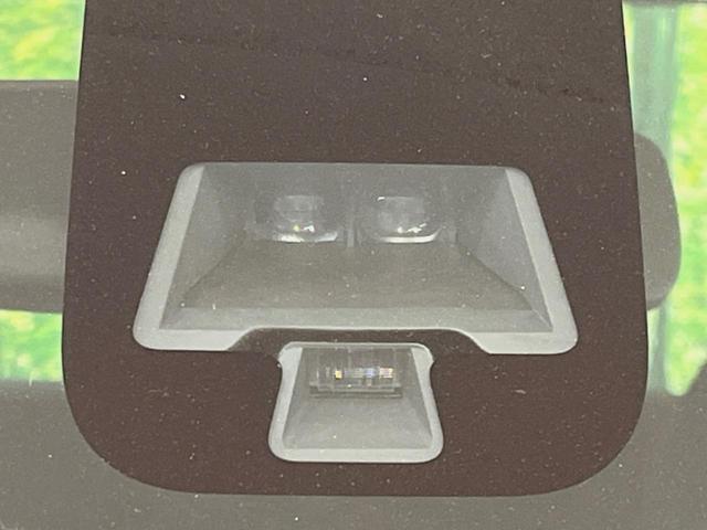 【エマージェンシーブレーキ】走行中に前方の車両等を認識し、衝突しそうな時は警報とブレーキで衝突回避と被害軽減をアシスト。より安全にドライブをお楽しみいただけます。