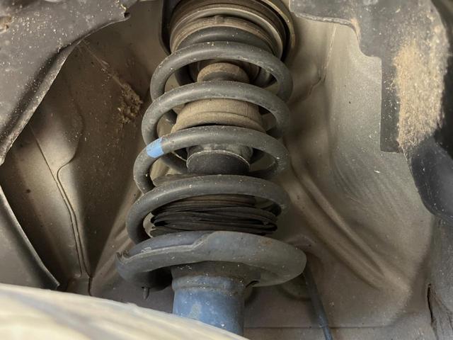 お車を安心してお乗りいただく為には、足回りの定期点検が欠かせません。サービスサポート（有償保証）では無料点検もご提供しており、安心のカーライフをお過ごしいただけるサポート体制が整っています。